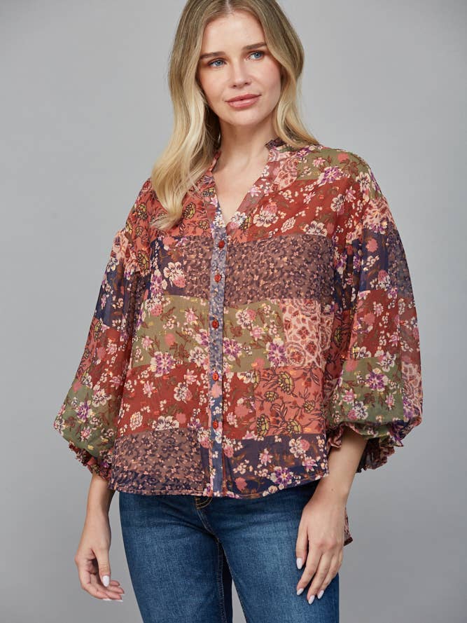 BLOUSA COM FECHO FRONTAL DE BOTÕES E DECOTE EM V COM BABADOS FT20453 por atacado de FATE