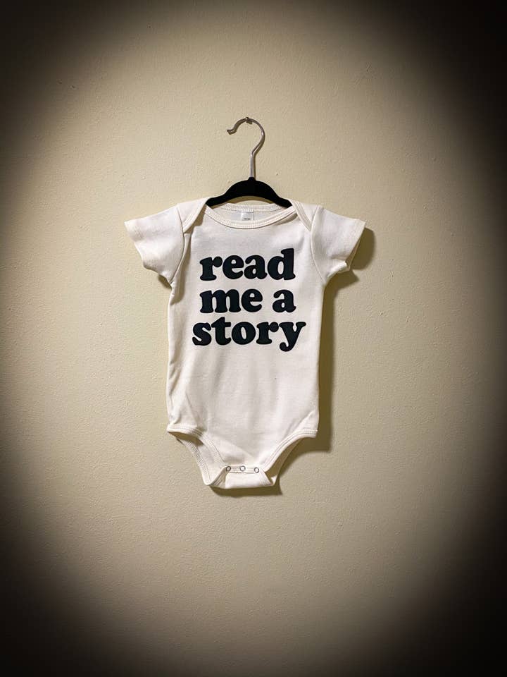 Lese Me Eine Geschichte Bio Onesie für den Großhandel von Raising Good