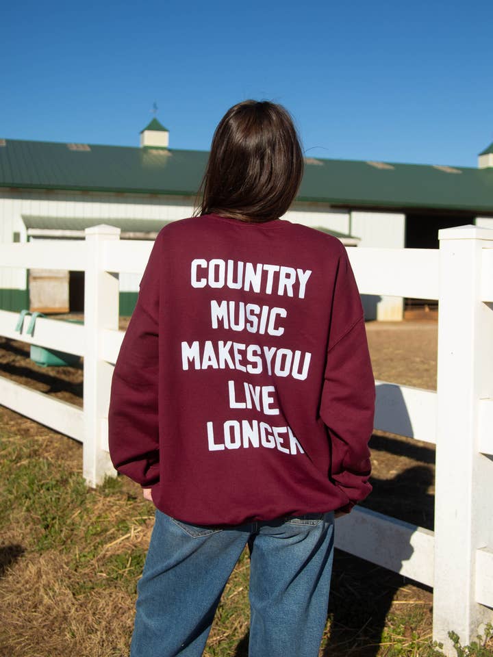 LE SWEAT COUNTRY MUSIC VOUS FAIT VIVRE PLUS LONGTEMPS (DEVANT + DOS) pour la vente par CHARLIE SOUTHERN