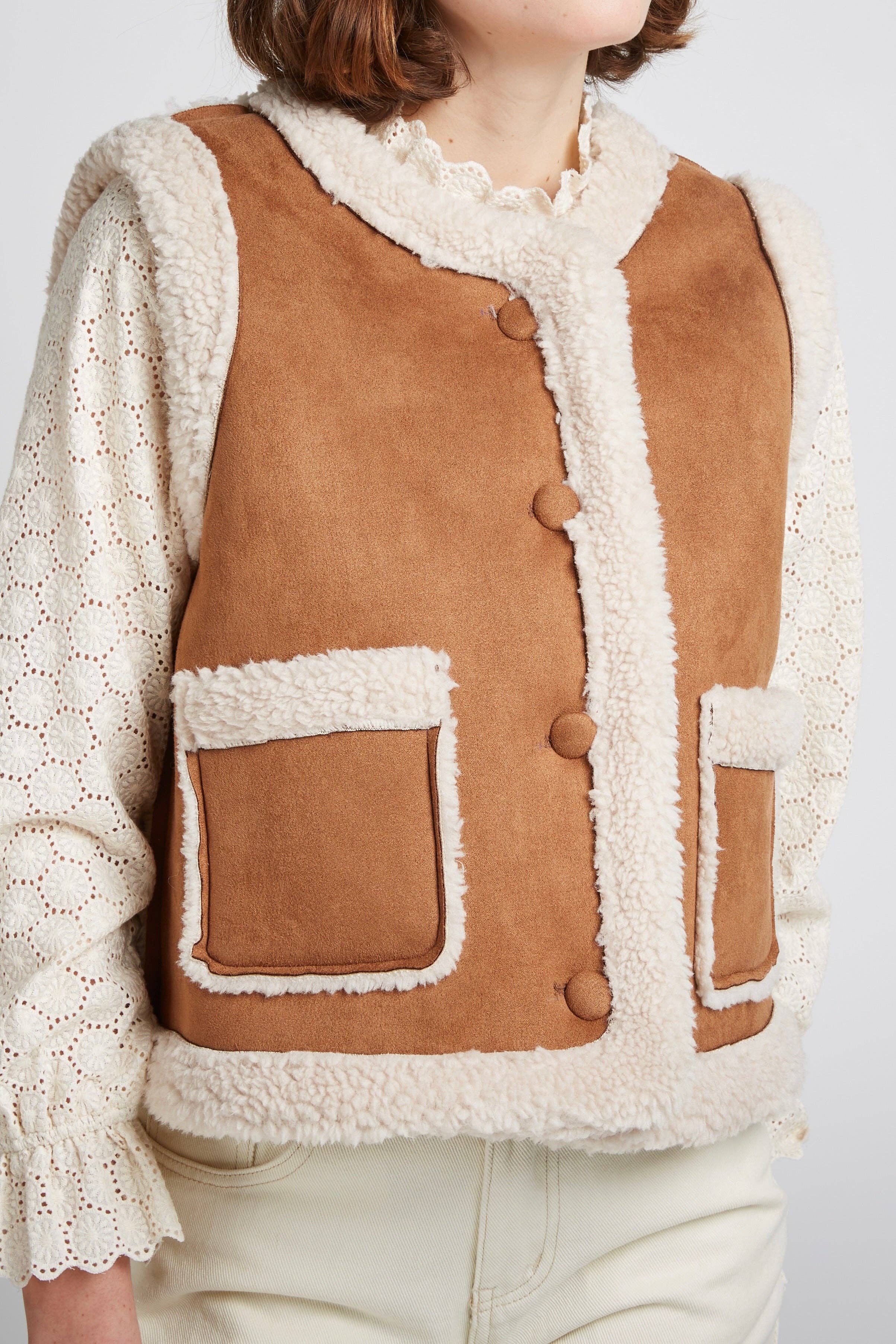 KAMEL VALMOND - Chic ärmlös jacka i suedine och moumoutte för wholesale på Faire1