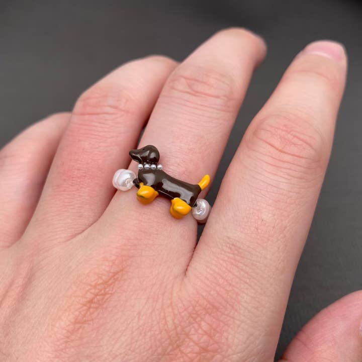 Mio Queena - Wholesale Cocktail/statement ring - Ceramic Dachshund Dog Pearl Beaded Elastic Ring - YK1