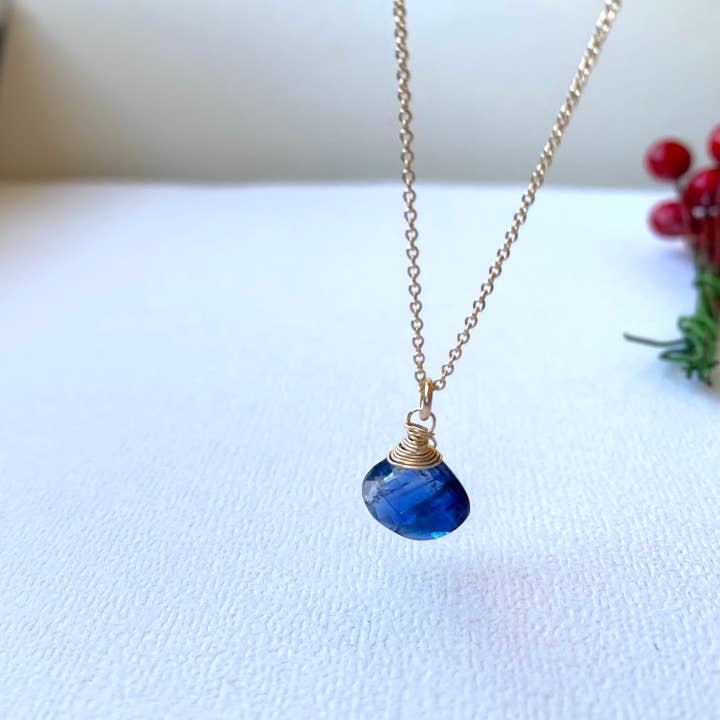 Collar envuelto en alambre de cianita para venta al por mayor de Floweredsky Designs