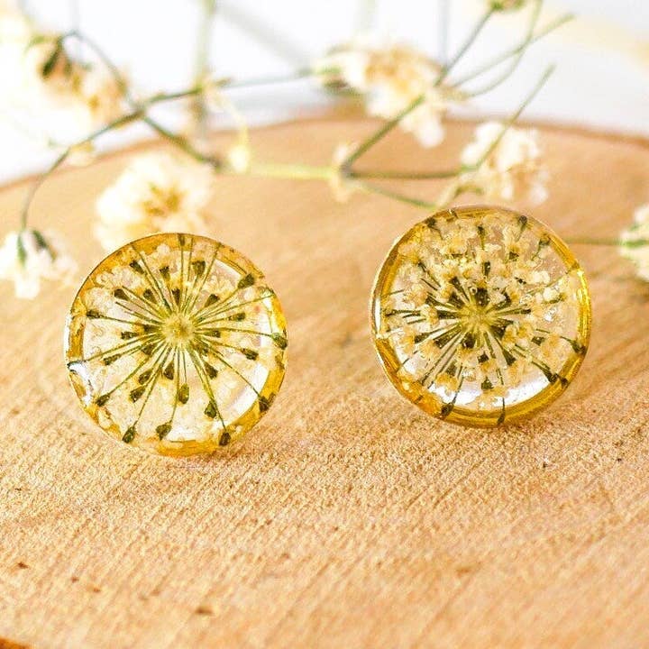 Orecchini a perno con fiori di Ammi Maggiore bianchi, Gioielli con fiori pressati, Orecchini a perno delicati, Gioielli botanici per la vendita all'ingrosso da parte di Remedy Designs