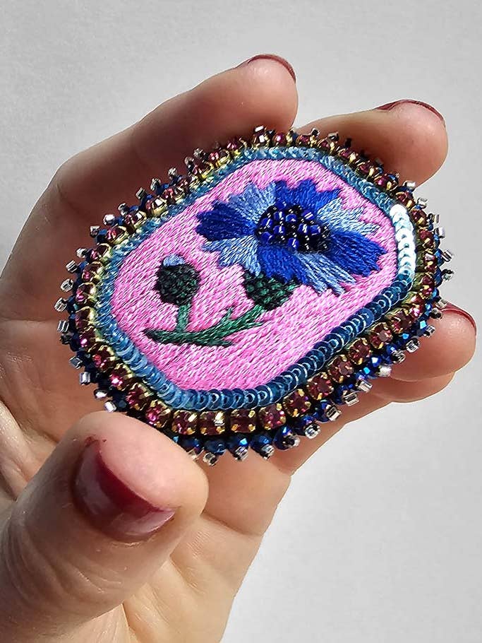 spilla a forma di fiordaliso per la vendita all'ingrosso da parte di Céleste Mogador