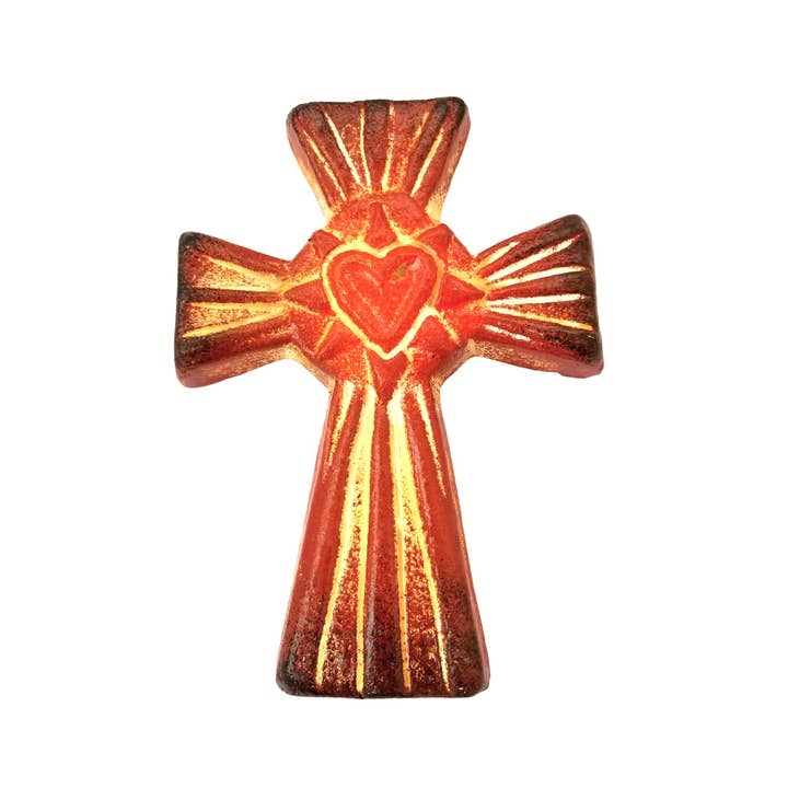 Croix en poterie avec un cœur pour la vente par Sedona Spirit