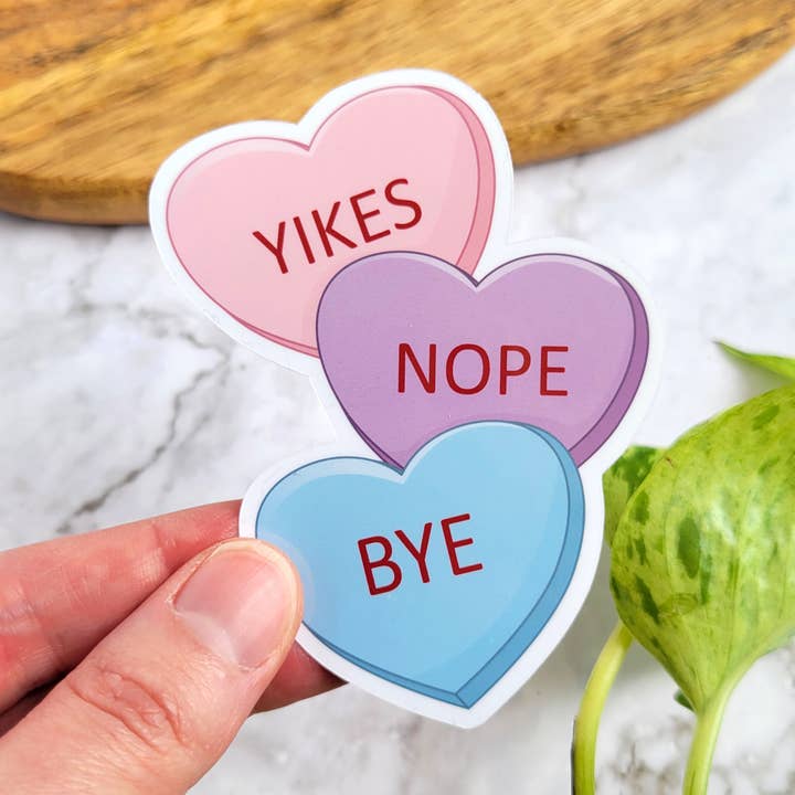 Adesivo de vinil Yikes Nope Bye Candy Hearts, 3,5x2,5" por atacado de Chez Louie Designs