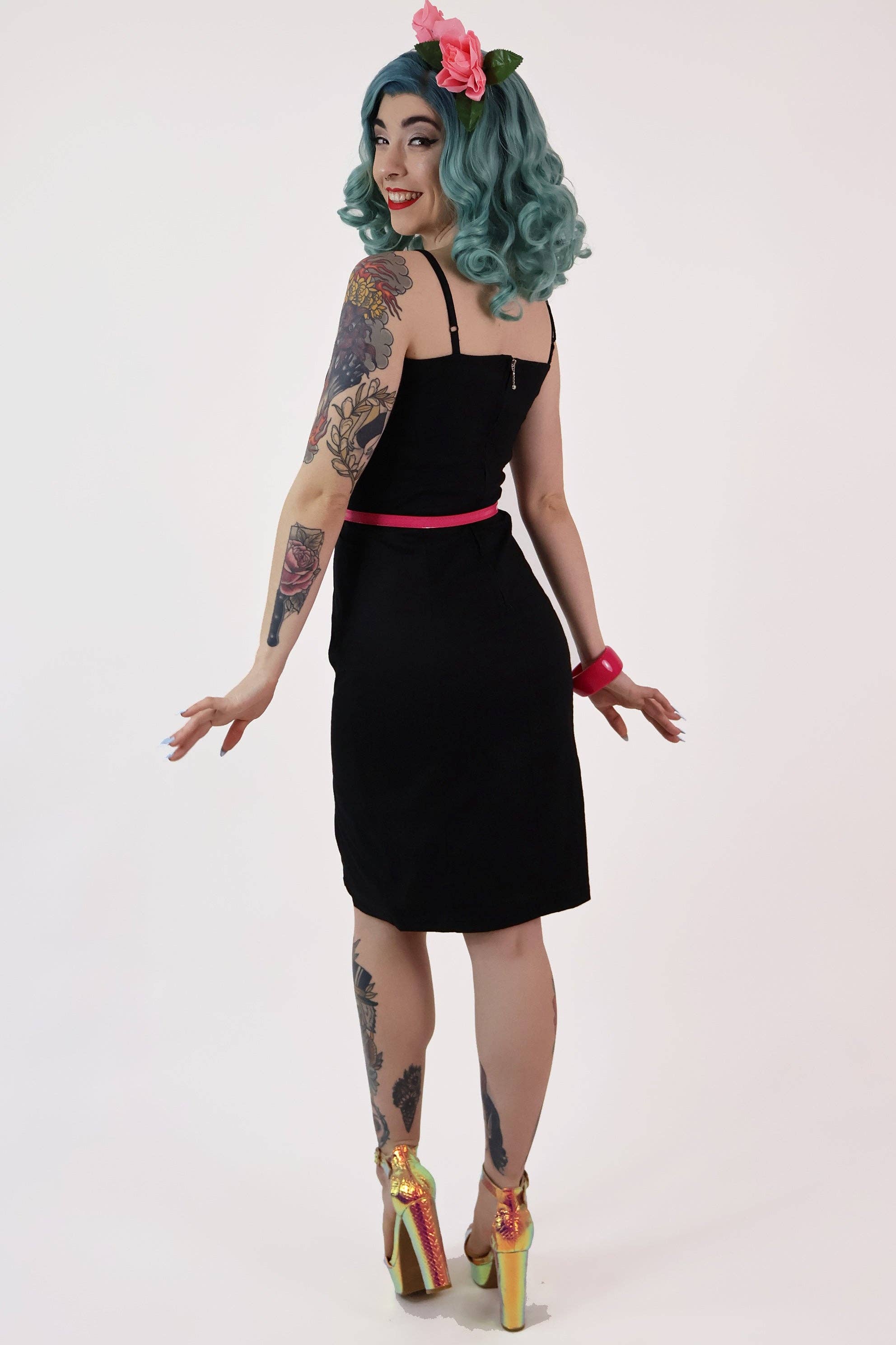 BONSAI KITTEN – Großhandel Kleid – Damen – Buffy schwarzes Wiggle-Kleid mit Fledermaus-Ausschnitt6