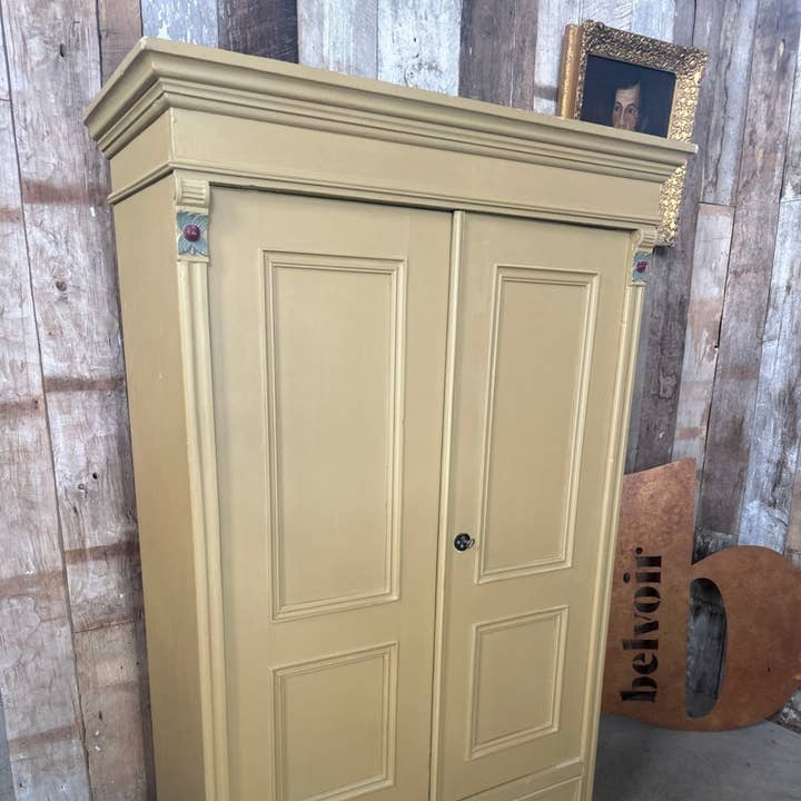 Armoire double en pin peint antique, vers 1870 pour la vente par belvoir
