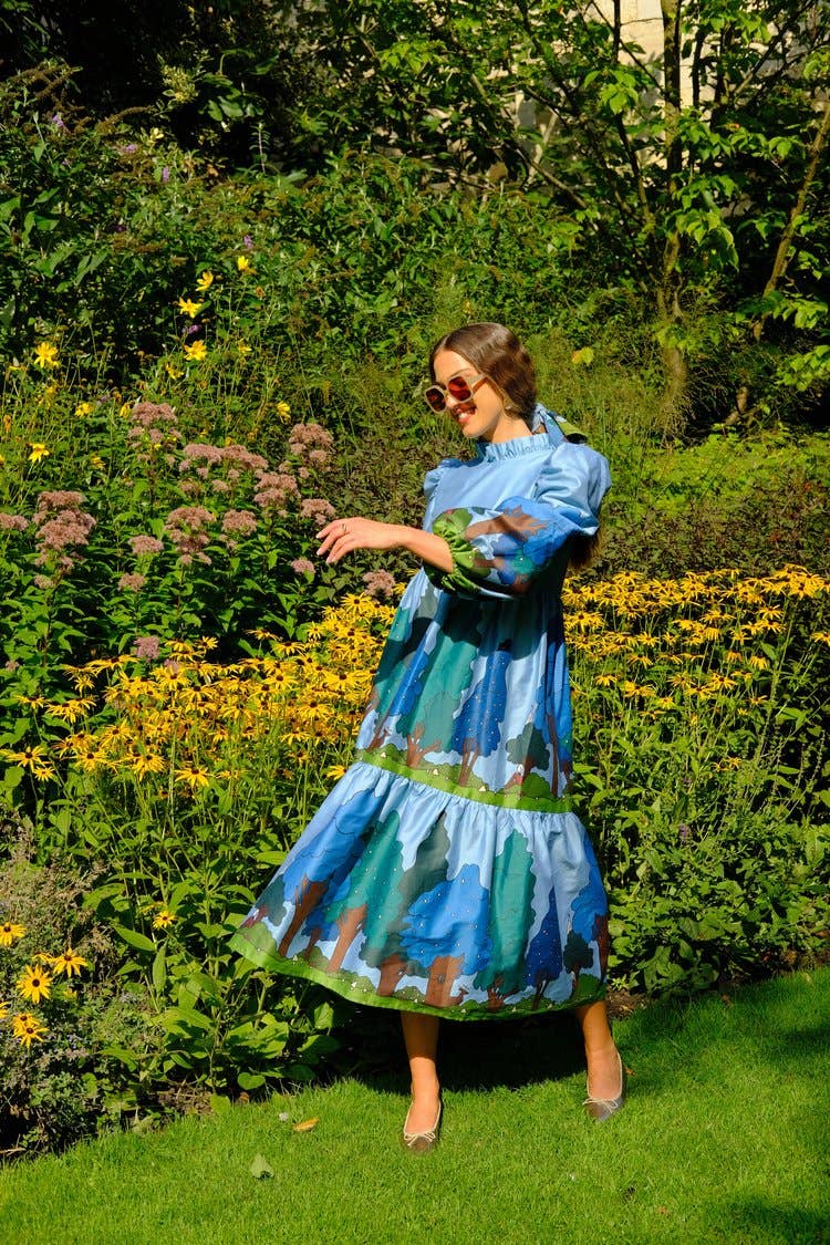 MARY – Großhandel Kleid – Damen – Ophelia (hoher Rüschenausschnitt) Im Zauberwald