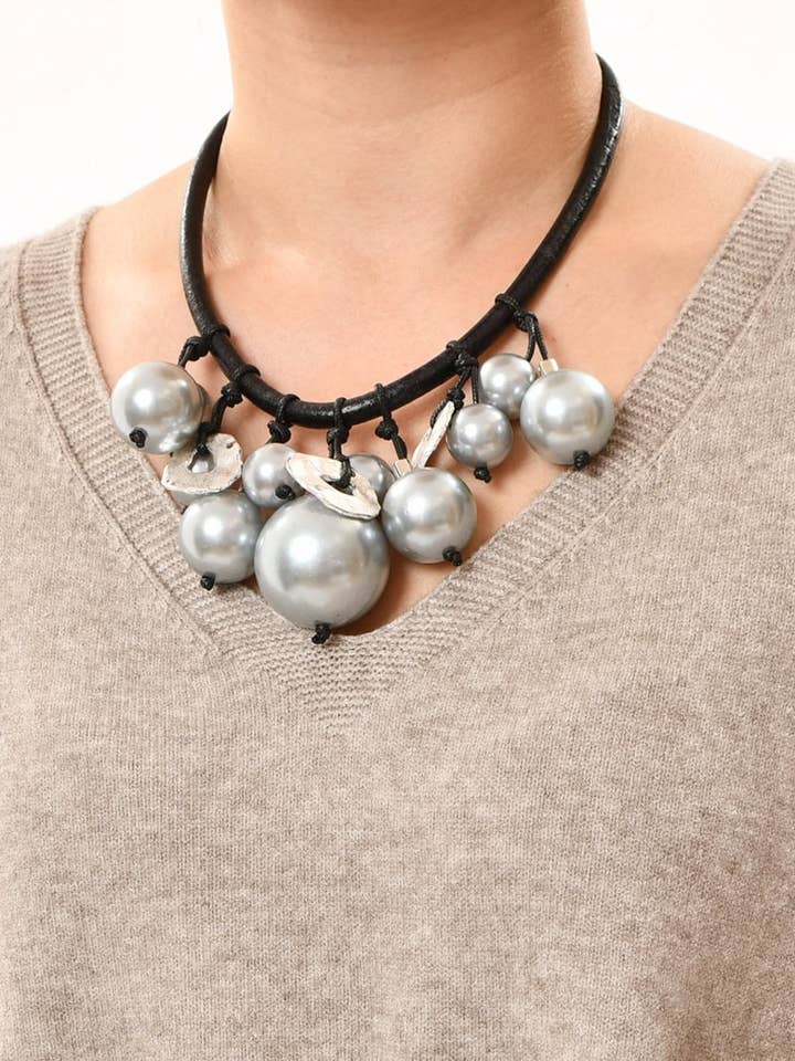 Short necklace with gray pearls for wholesale by Victoria Moda