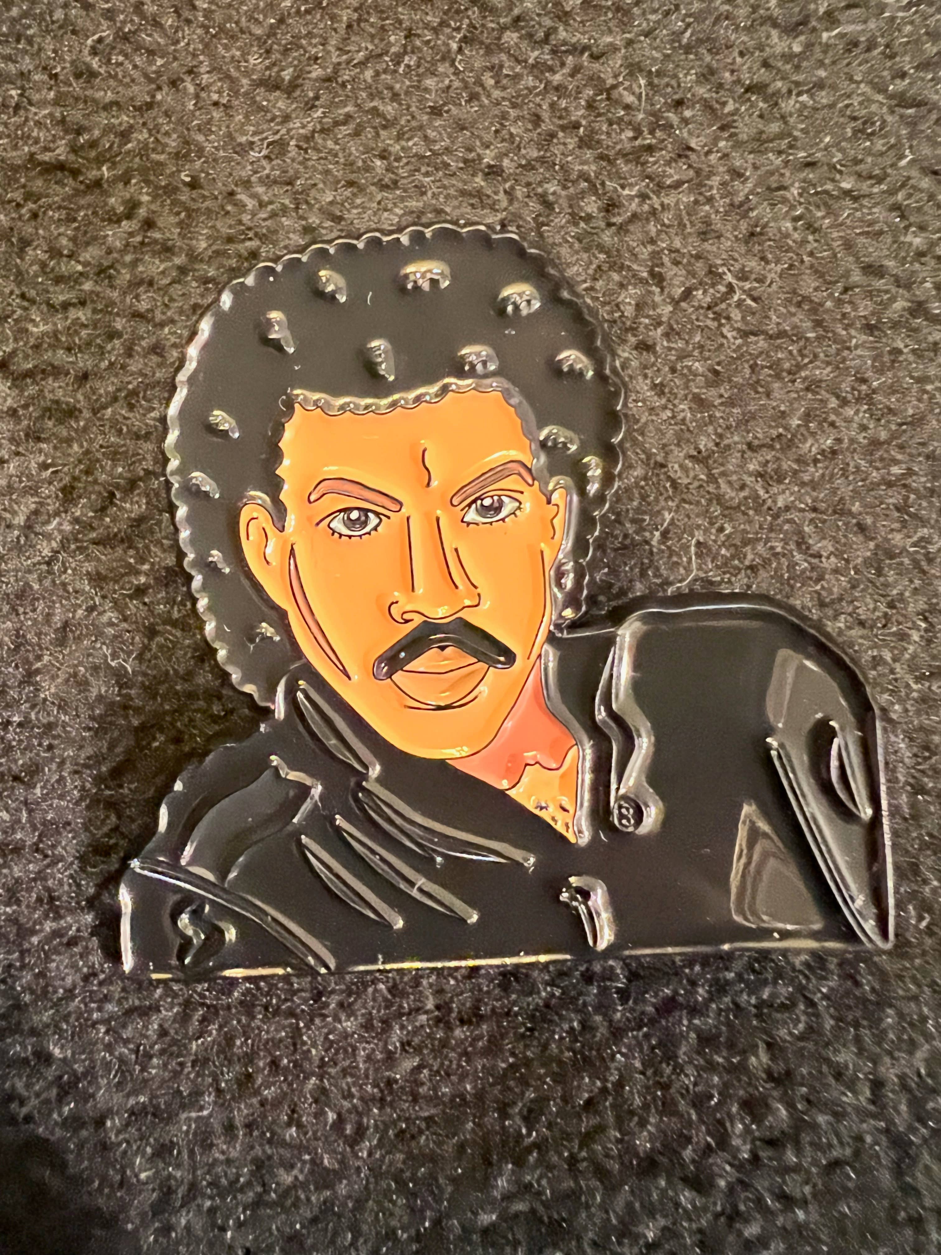 B-Side – Engroshandel Reversnål/knap – Lionel Richie-nål0