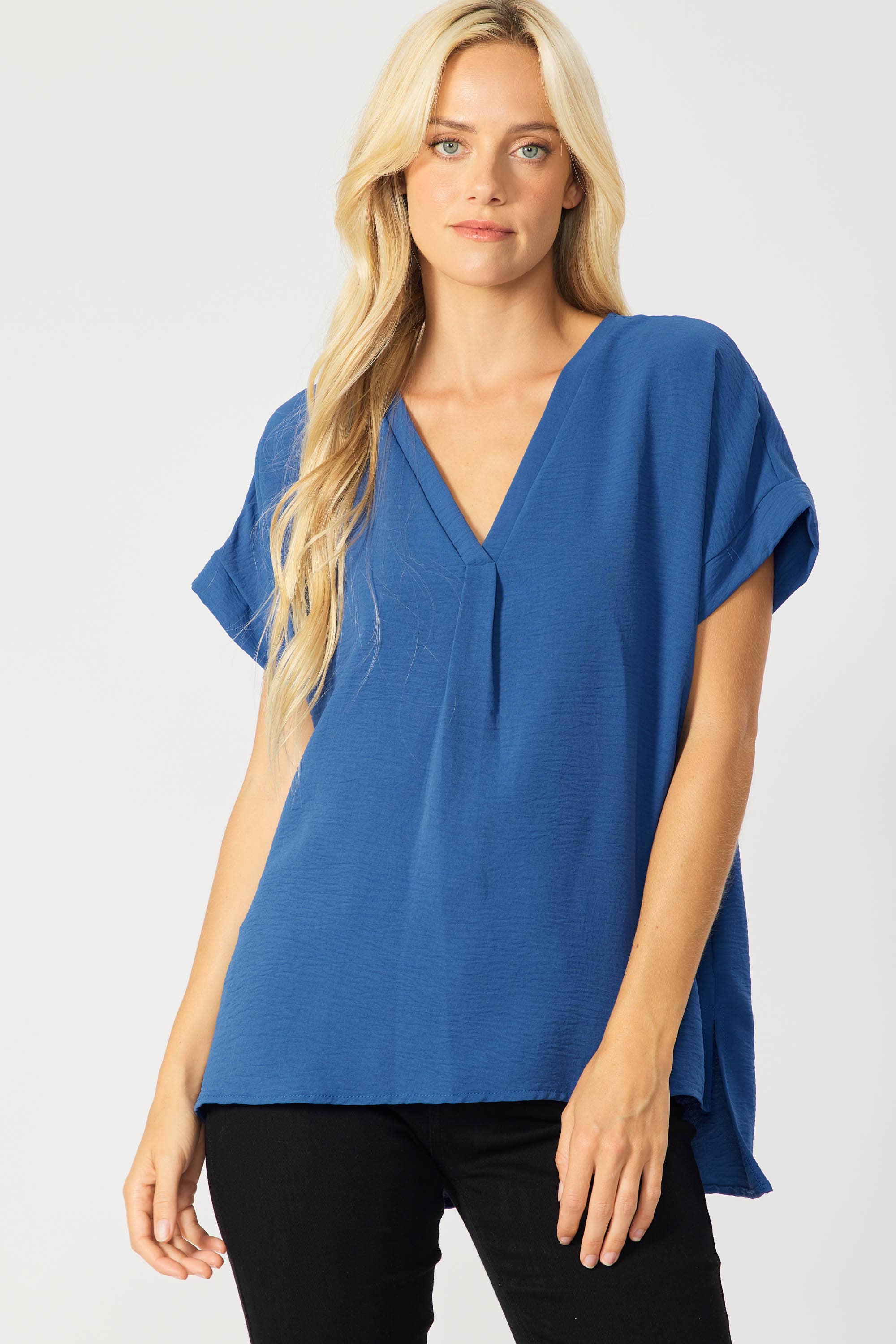 FSL Apparel - Vendita all'ingrosso Camicetta - Donna - ST3280 - TOP IN TESSUTO CON SCOLLO A V A MANICA CORTA, VESTIBILITÀ COMODA 24