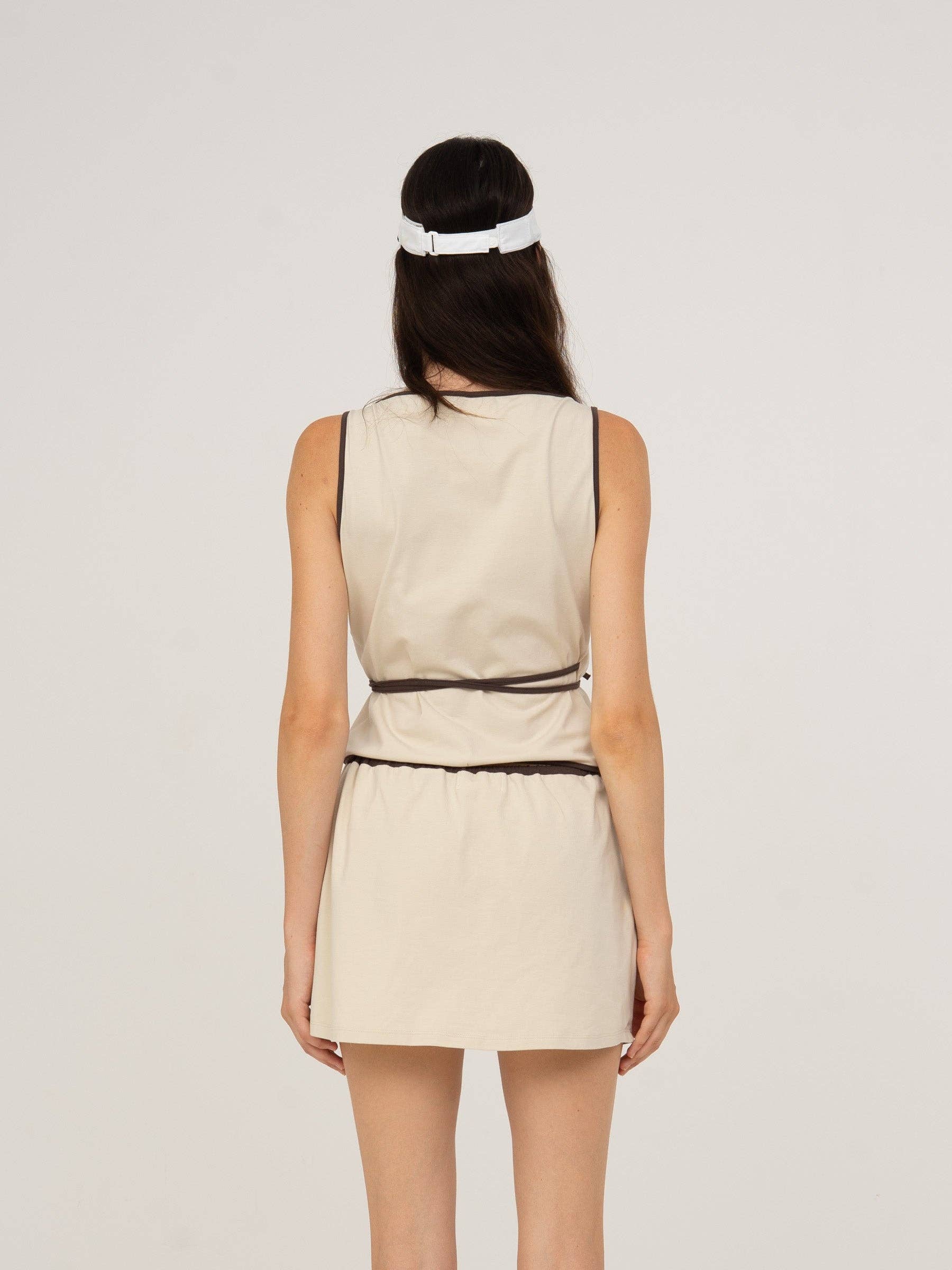 CARMEN SAYS - Wholesale Athletic Top - Women's - Servir top deportivo blanco envolvente3