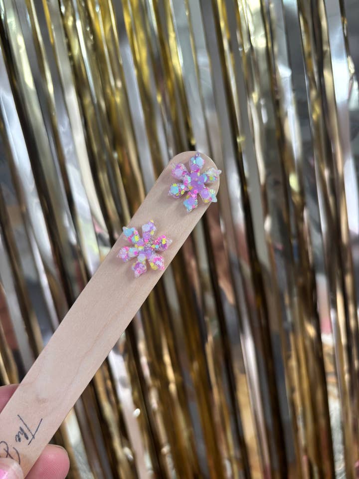 Snefnug øreringe 1,5 cm flerfarvede pasteller for engroshandel hos The Dusty Collective