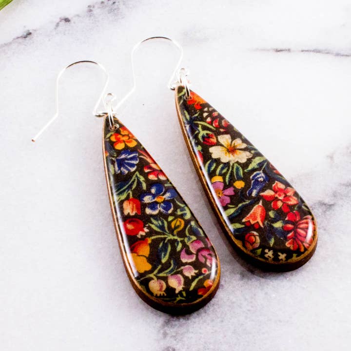 Mörka Meadow Teardrop Örhängen för wholesale av No Man's Land