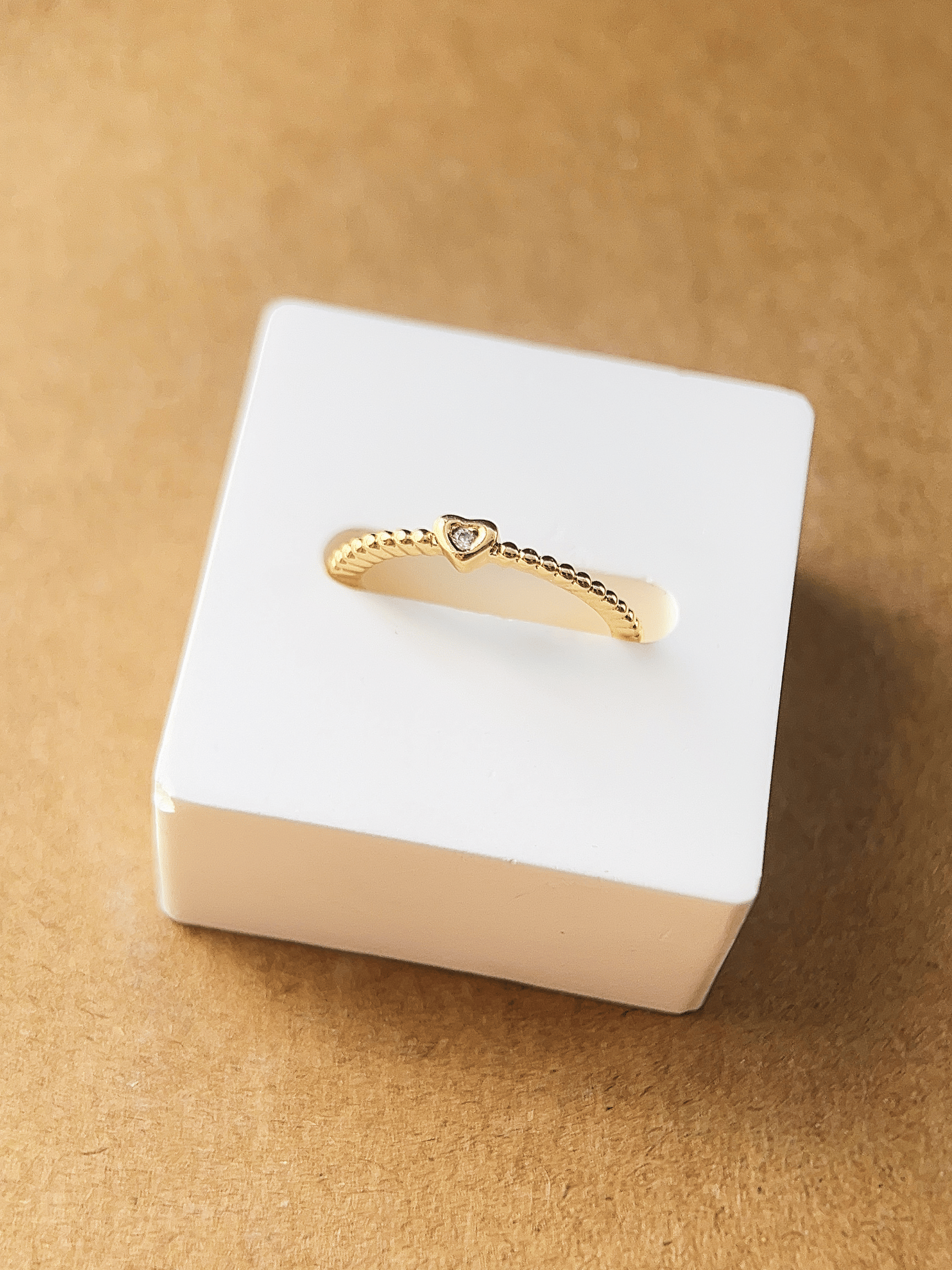 Revelari - Venta al por mayor Anillo con gemas - Anillo Abierto de Oro con Corazón y Detalle de Cristal1