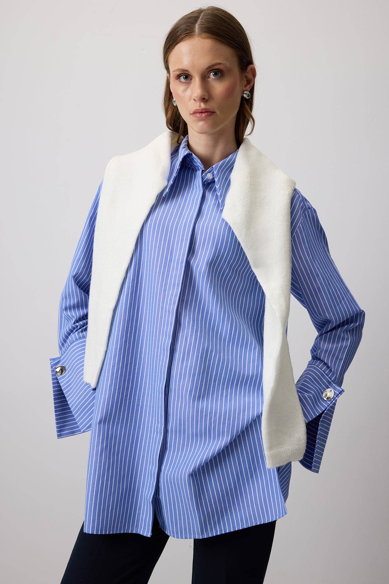 Blau GESTREIFTES HEMD MIT WEITEN MANSCHETTEN für den Großhandel auf Faire1