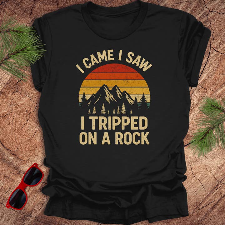 Snublede over en sten T-shirt for engroshandel hos Wandering Owl Adventure Co.