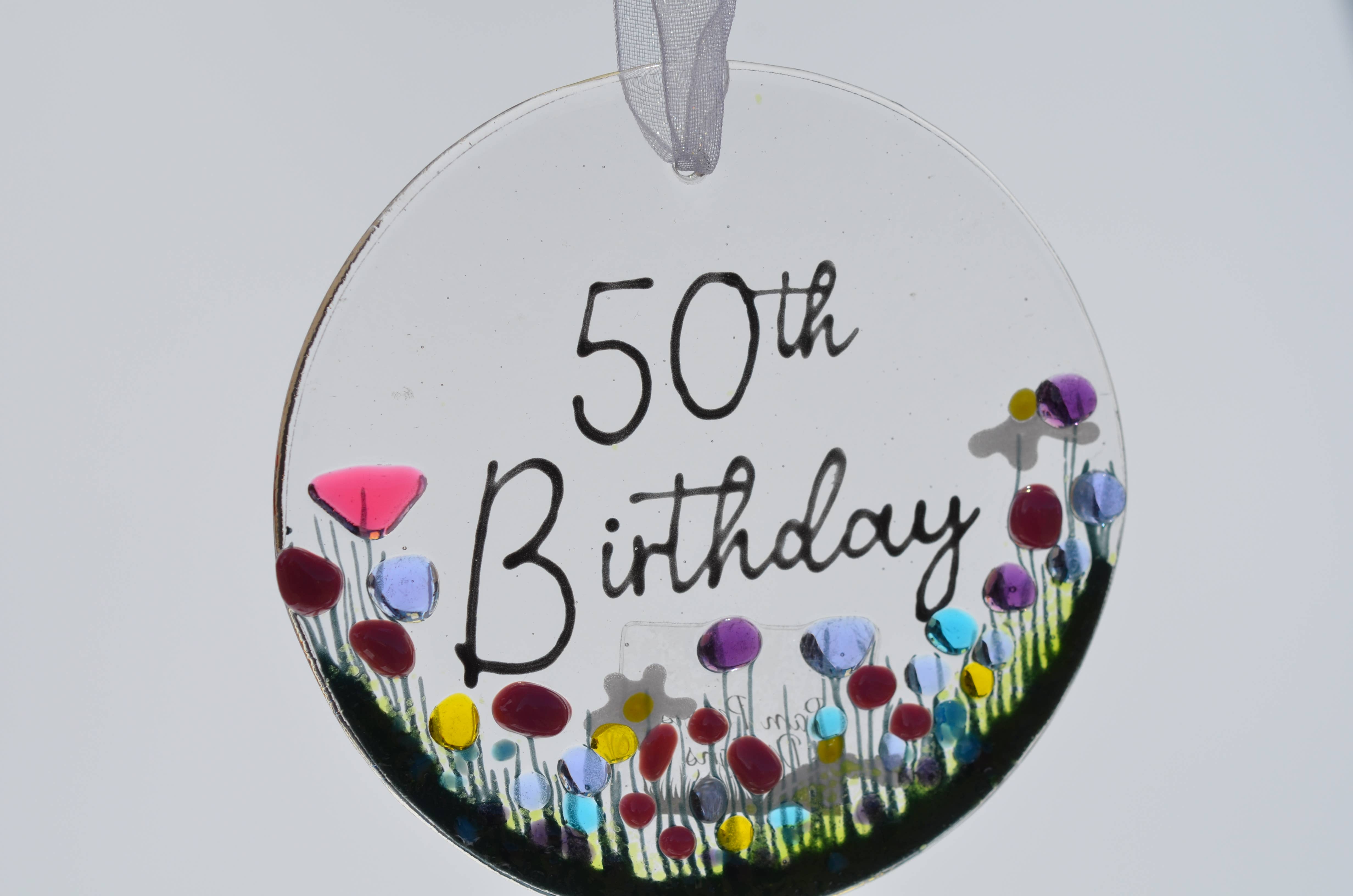 Pam Peters Designs - Vendita all'ingrosso Decorazione - Decorazione da appendere in vetro fuso fatta a mano, con scritta «50th Birthday»4