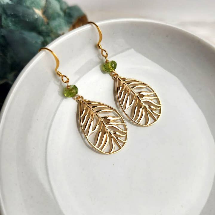 Boucles d'oreilles pendantes en forme de larme avec plumes en or et péridot pour la vente par Edgy Petal Jewelry