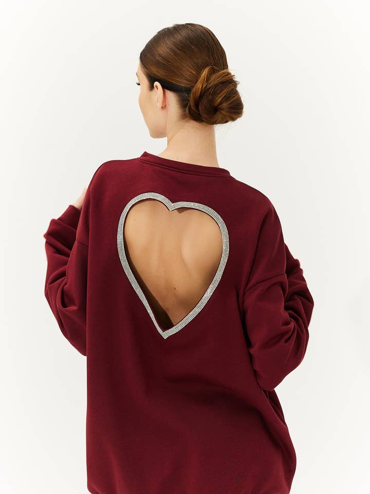 En bordeaux sweatshirt med et hjerte på ryggen. for engroshandel hos Semenenko