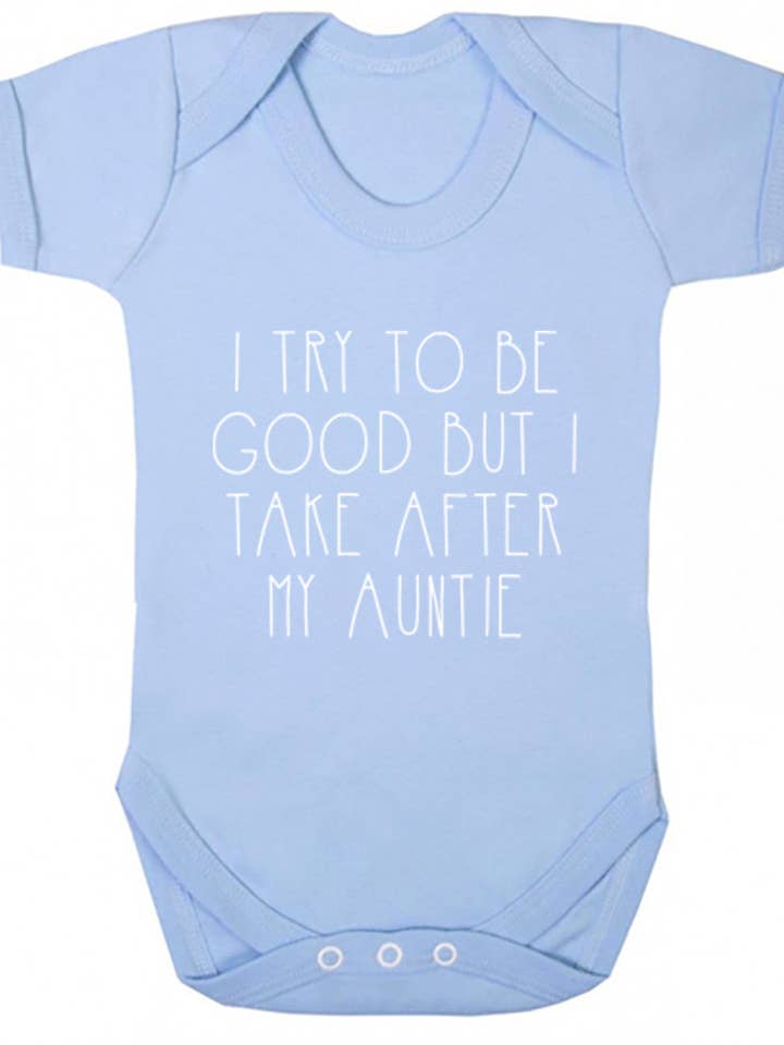 Cerco di essere buono ma mi prendo cura di mia zia Baby Gilet K1533 per la vendita all'ingrosso da parte di Illustrated Identity