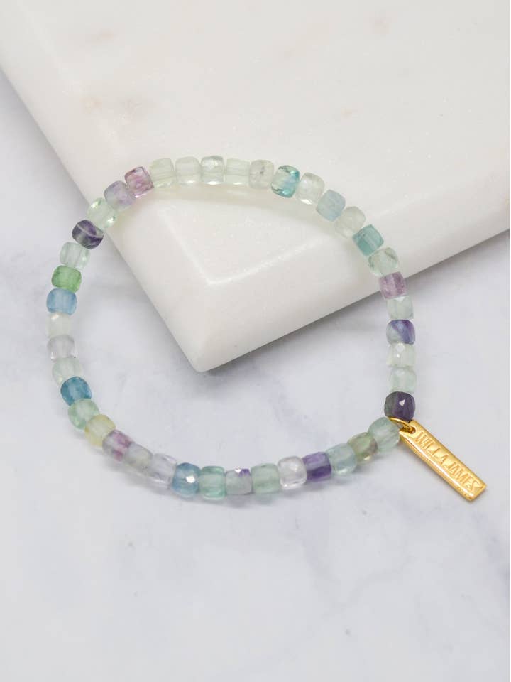 Bracelet extensible Dreams and Aspirations en fluorite plaqué or 14 carats 4 x 4 mm pour la vente par Willa James