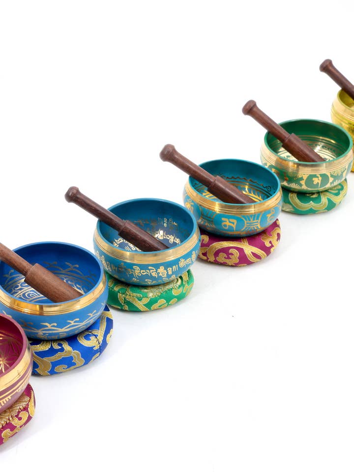 Met de hand vervaardigde authentieke klankschaal in zeven chakra kleuren voor wholesale door Himalaya Handmade