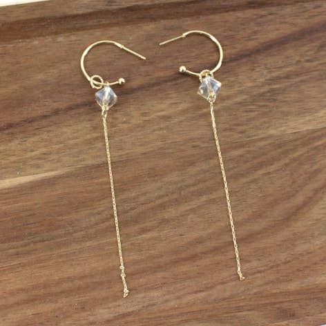 Boucles d'oreilles créoles ouvertes à longue chaîne avec breloque cube E25204 pour la vente par Pretty Persuasions