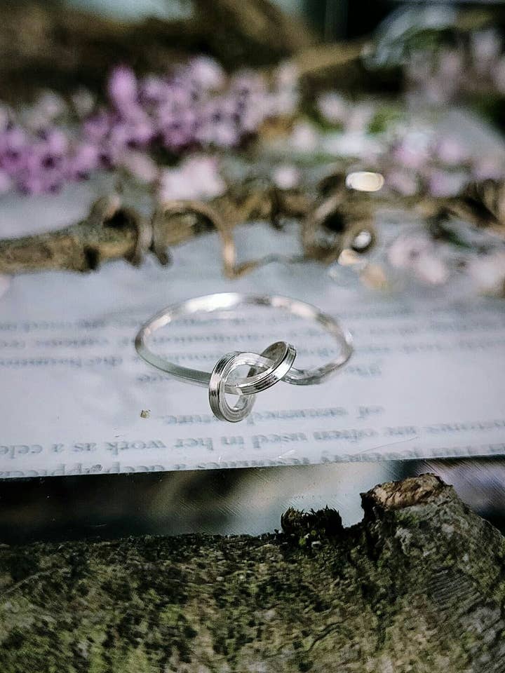 Knoop ring voor wholesale door Caroline Stokesberry-Lee Jewellery Design