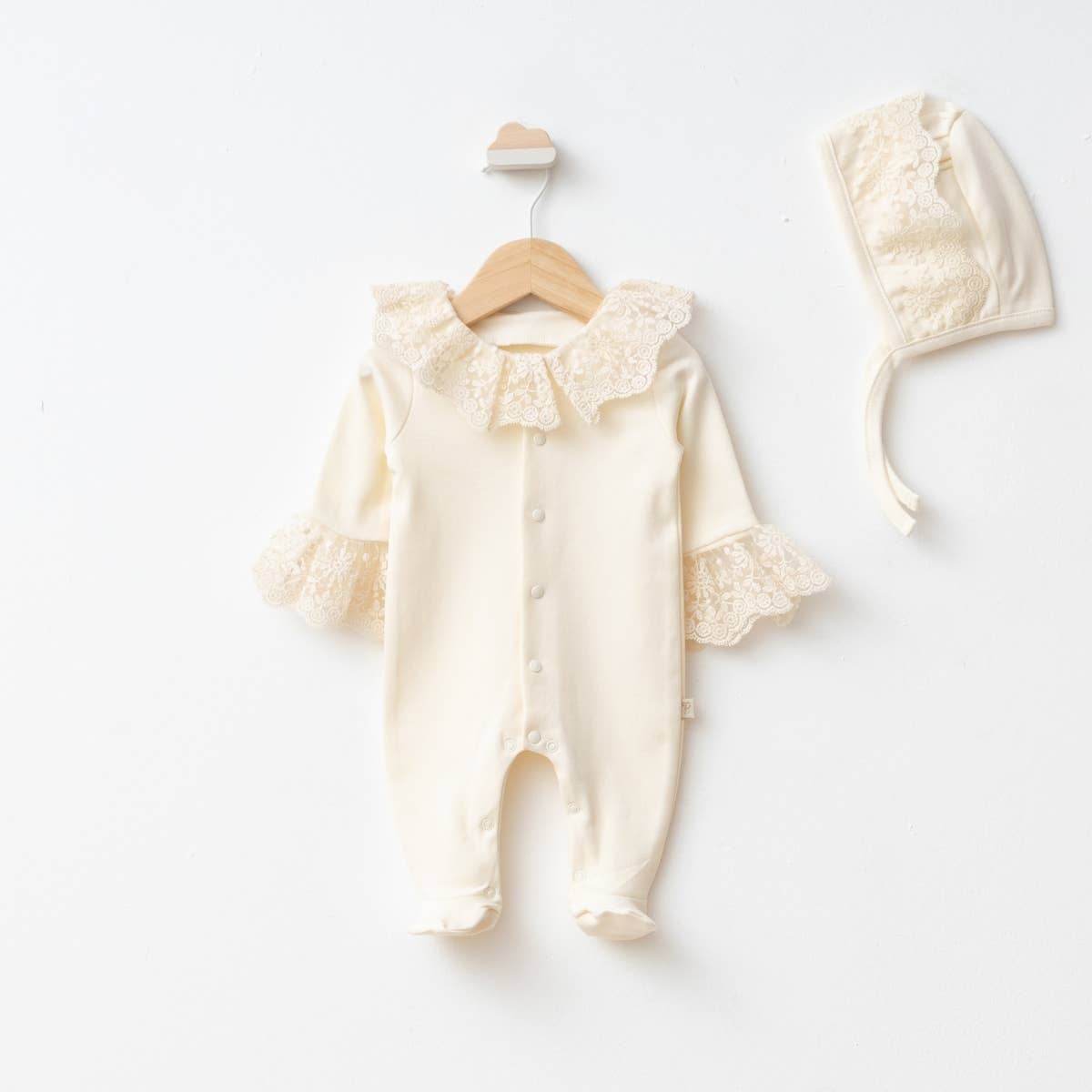 Omnis Pura - Wholesale Clothing Set - Baby - Baby Girl Lace-Trimmed Romper with Matching Bonnet | 3–6–9 M0