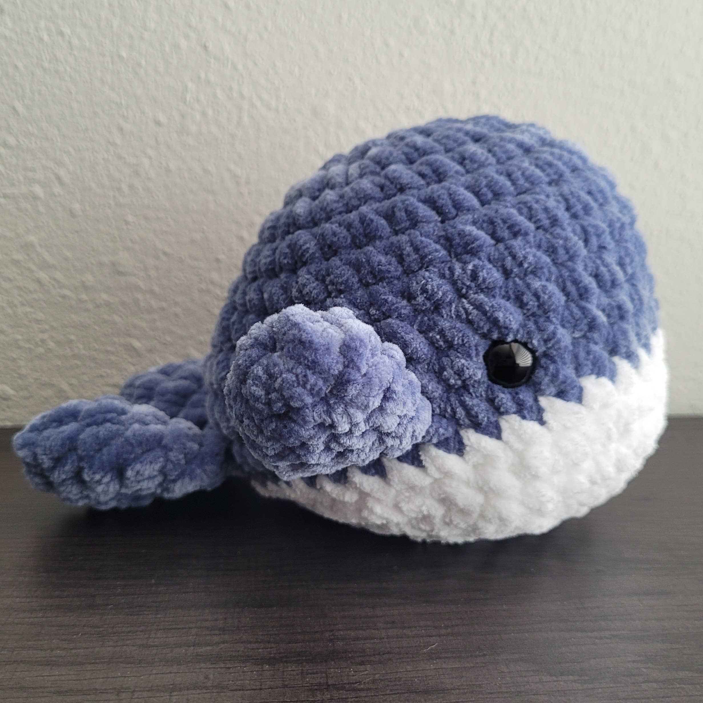 Katie Alay – Großhandel Kuschel-/Plüschtier – Kind & Baby – 7" gehäkelte Wal-Plüschtiere0