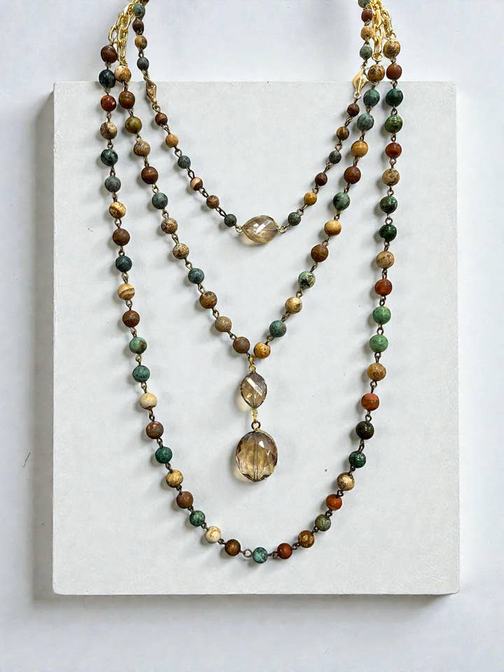 Conjunto de três colares individuais em camadas em jaspe misto por atacado de Ava Capri