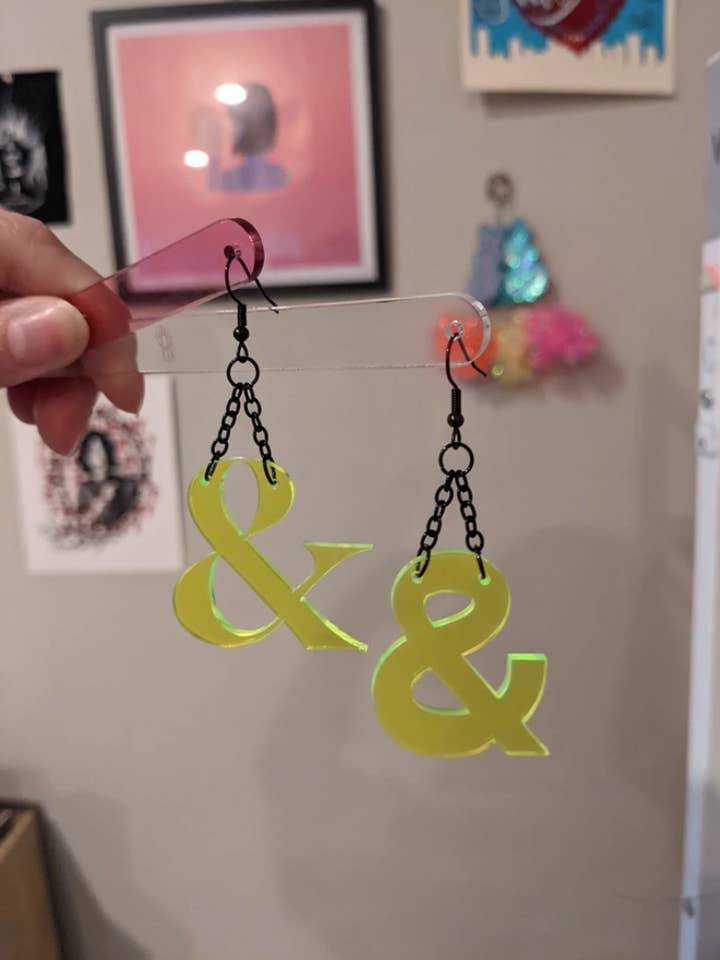 Boucles d'oreilles Sans et Serif pour la vente par chelseajams