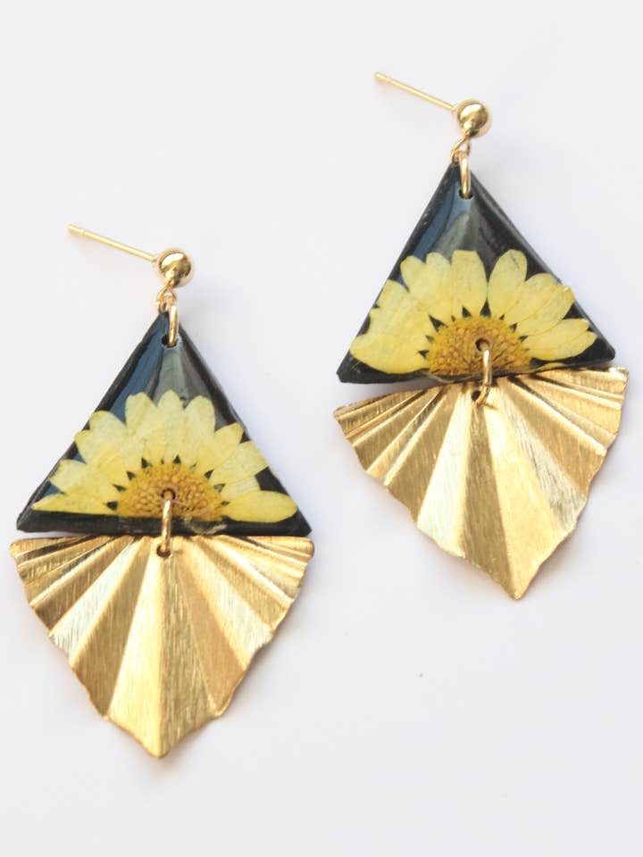 Boucles d'oreilles fleurs pressées Zarina pour la vente par Hints of Nature