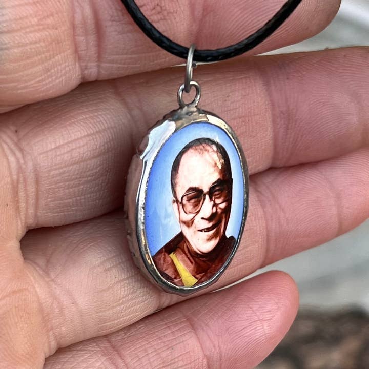 Lungta Imports – wholesale Hänge-/berlockhalsband – Dalai Lama emalj hänge yoga meditation halsband smycken
