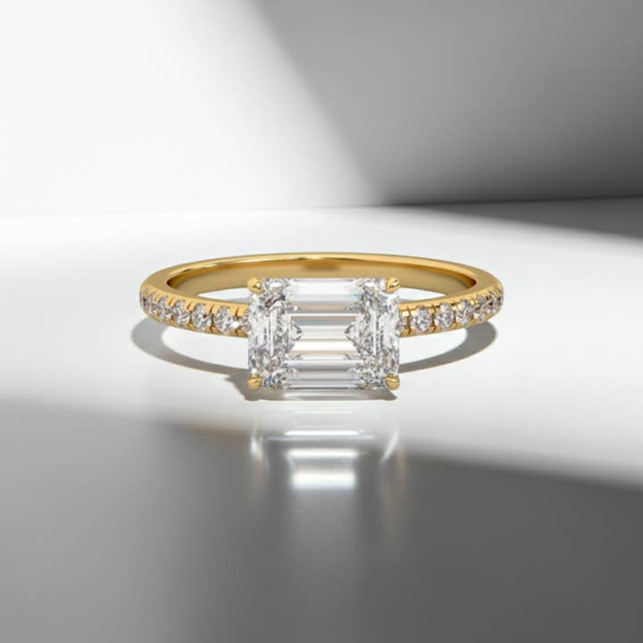 Klassieke Emerald Cut Zijwaarts Pavé Band 14K Massief Gouden Diamanten Ring voor wholesale door Triple C Diamonds