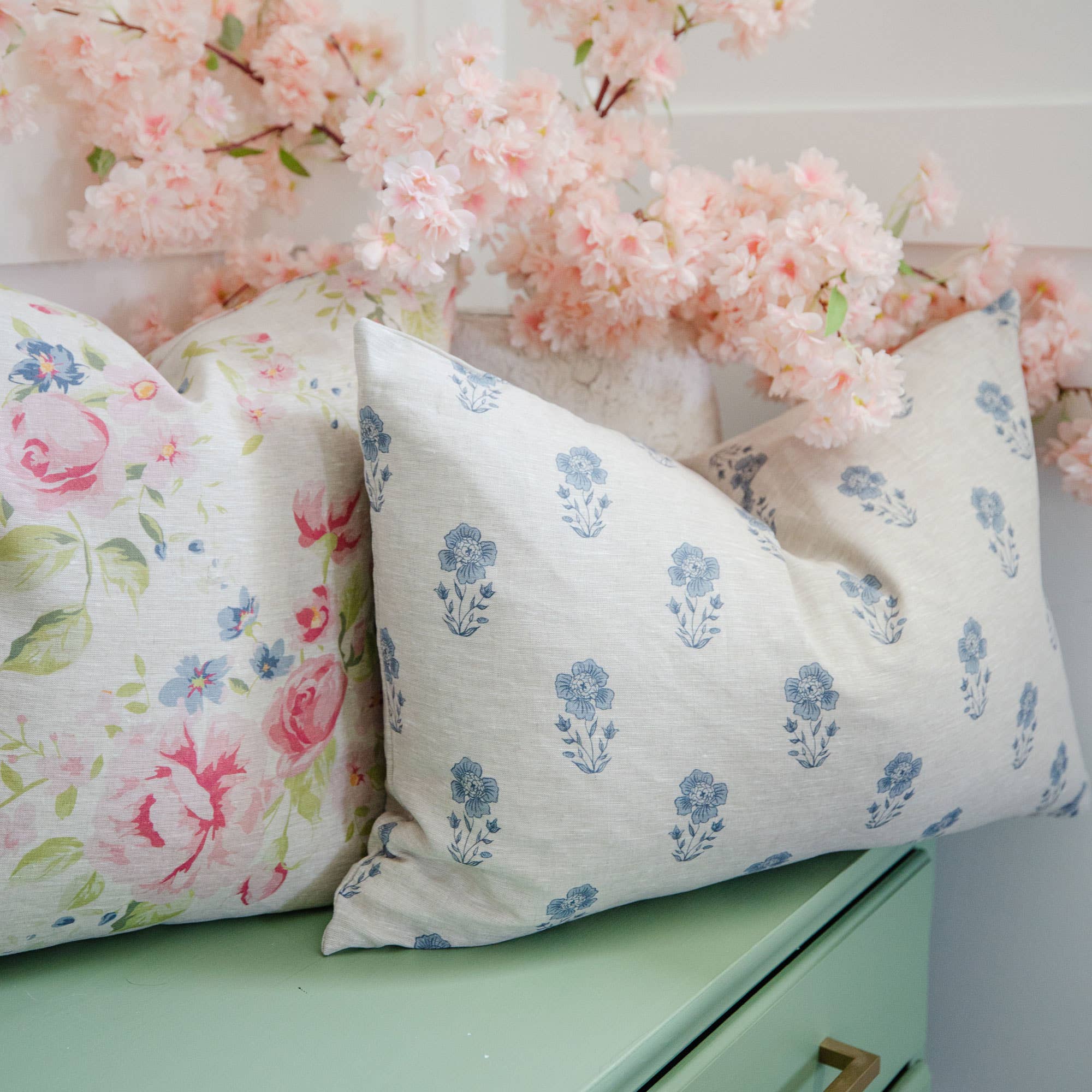 Cozy Prairie Linens Co. - Vente Housse de coussin - Petite housse de coussin à motif floral bleu Signature Linen5