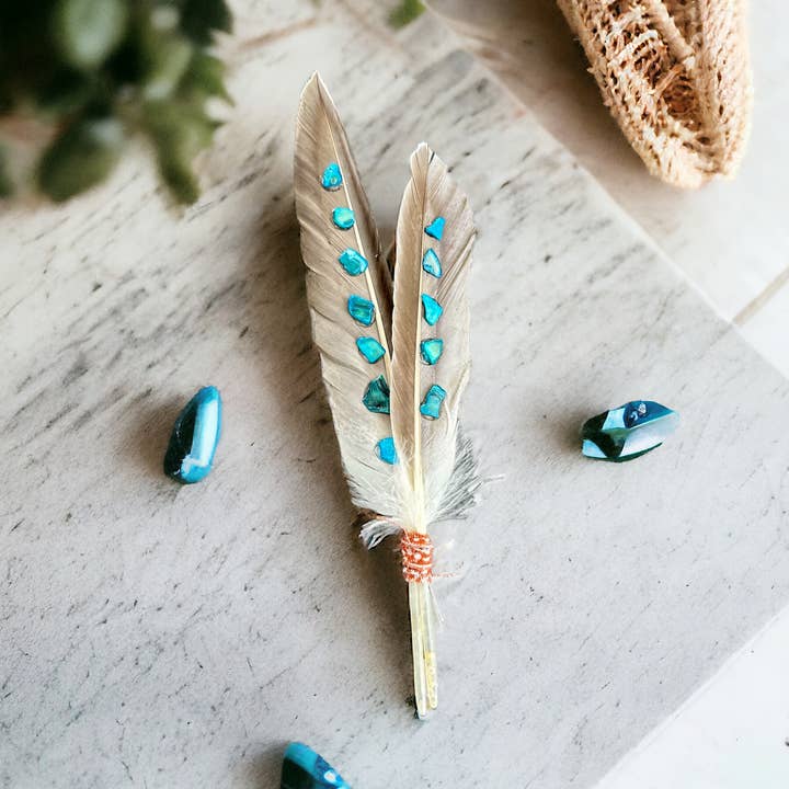 Tela reciclada envuelta a mano con plumas turquesas para venta al por mayor de Wild Indigo