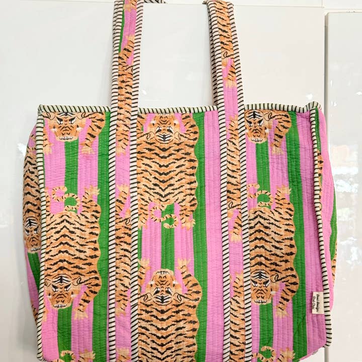 Sac fourre-tout floral imprimé à la main et fait main pour la vente par Desi design and chai