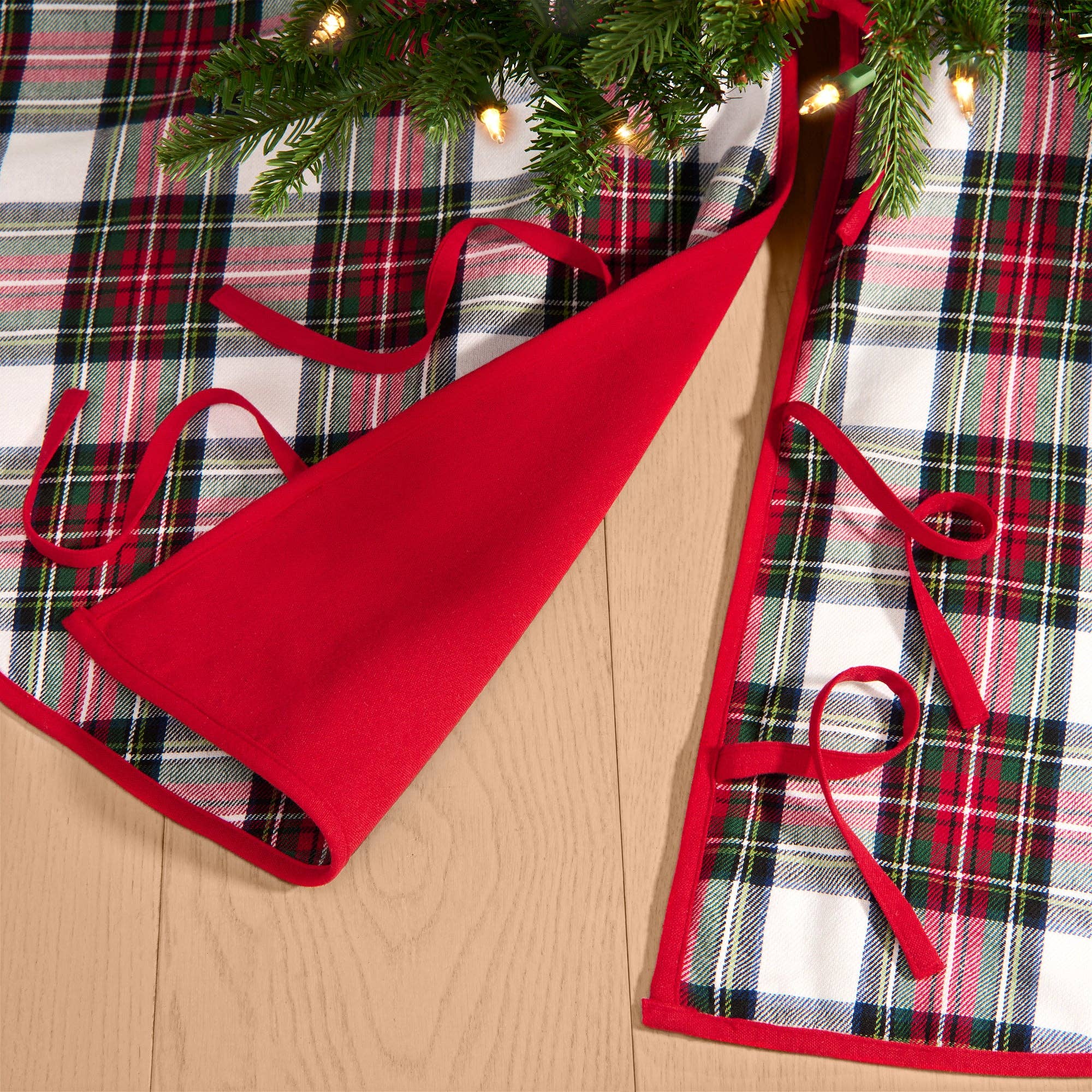 Threadmade Home - Wholesale Tree Skirt - Christmas Classic Holiday Plaid Tree Skirt1