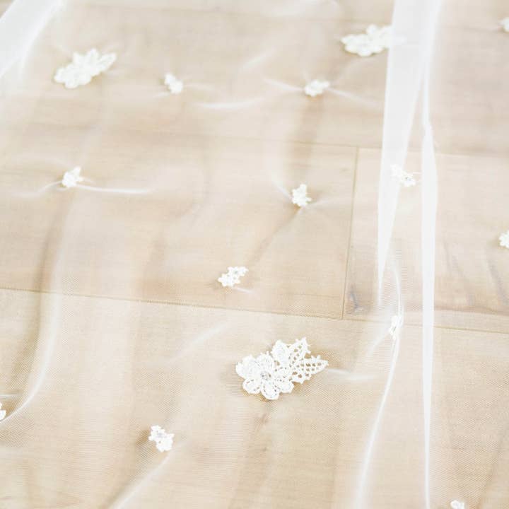 Miss Foxine Couture - Wholesale Veil - Women's - Eislyn Floral Wedding Veil in Off-White and Ivory5