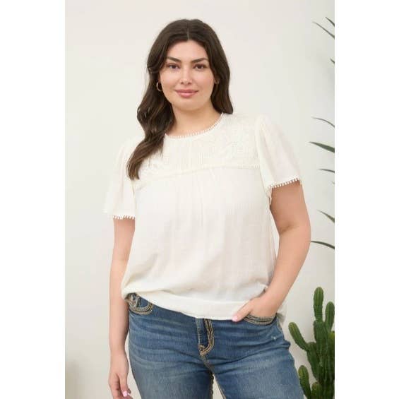 BLUSE I PLUS SIZE MED BLONDEBÆRESTYKKE, KORTE ÆRMER OG POM POM KANT for engroshandel hos Curve Market