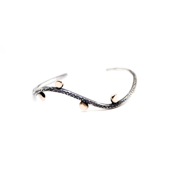 Bracelet de manchette ondulé médaillon en argent sterling et bronze antique pour la vente par J McCormick Designs