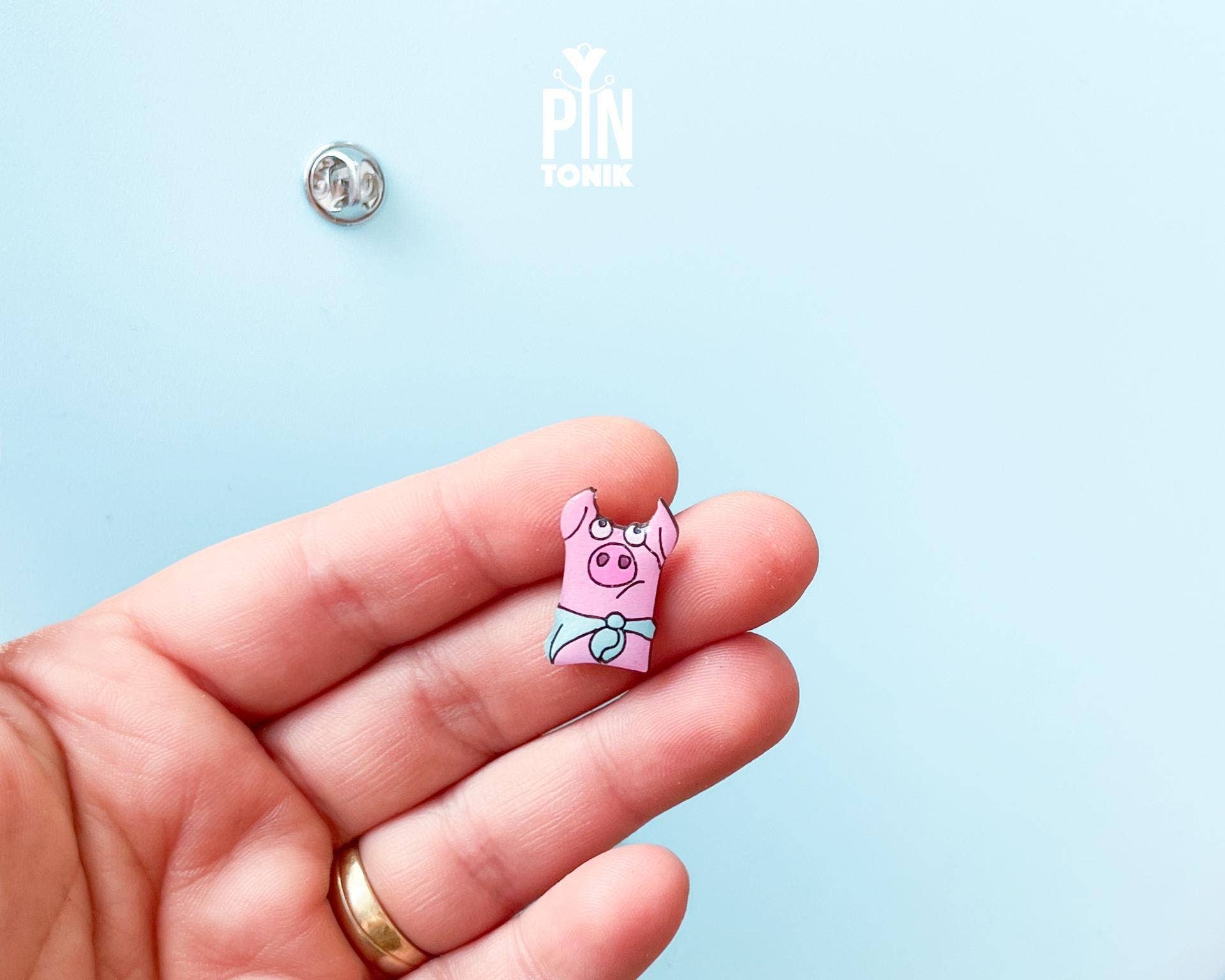 PinTonik – Großhandel Anstecker/Button – Lustiges Schwein Abzeichen - Bauernhoftier Ferkel Anstecker3