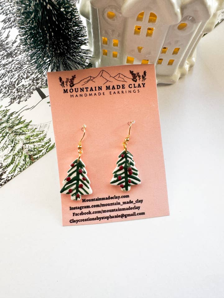 Orecchini Pendenti Albero Festivo | Orecchini Foresta di Natale | Gioielli Invernali in Argilla Polimerica per la vendita all'ingrosso da parte di Mountain Made Clay - Handmade Polymer Clay Earrings