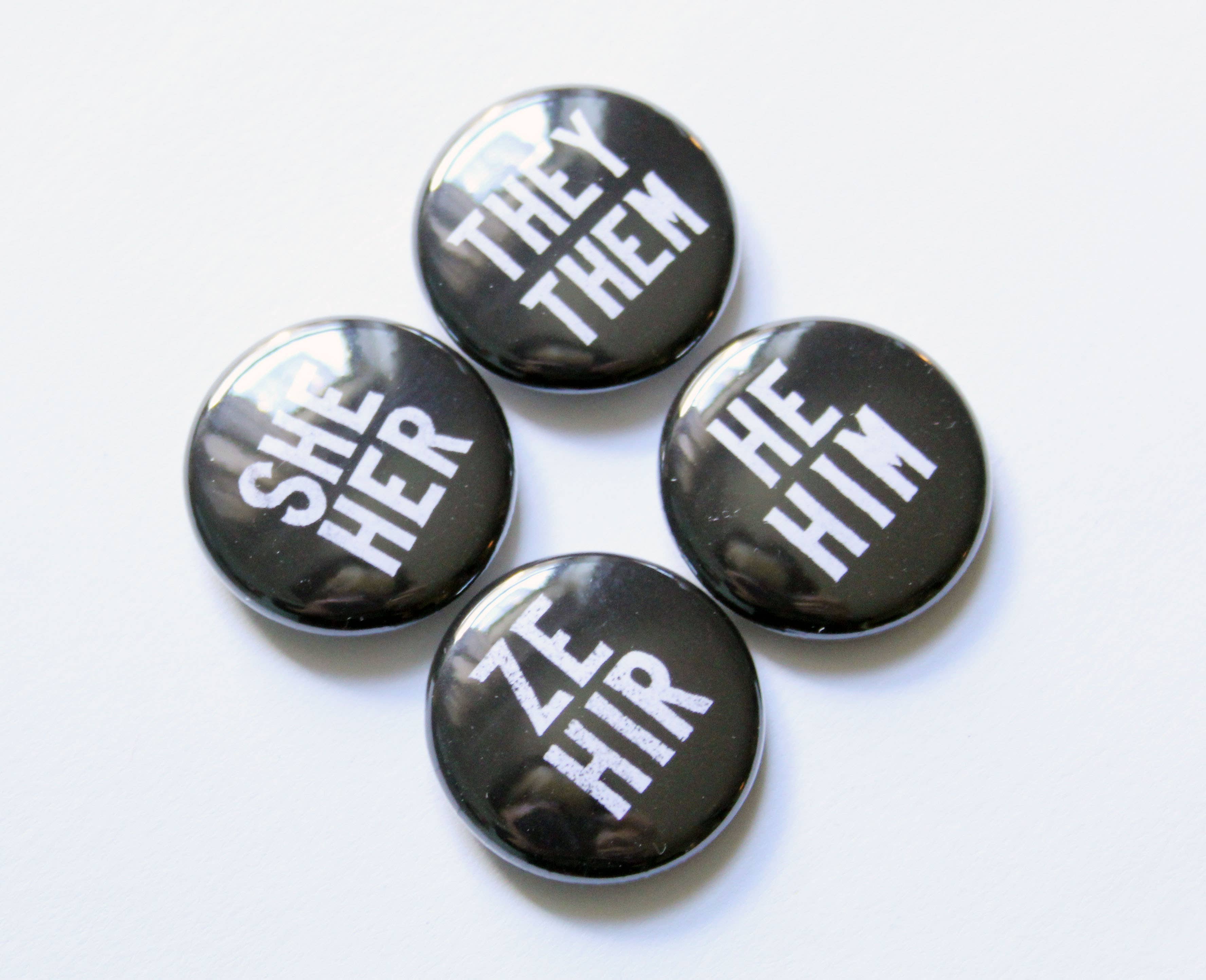 Midge Blitz – Alfinete/botão de lapela por atacado – Botão de pronome1
