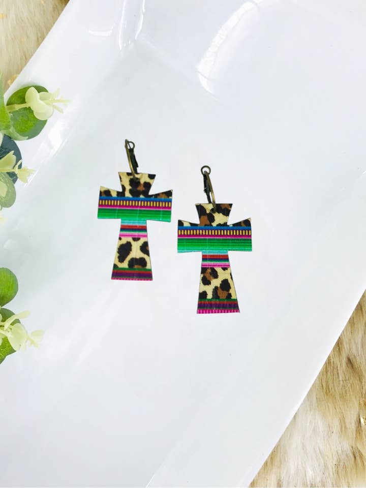 Omkeerbare oorring van luipaardleer van kurk en Wild Serape voor wholesale door Magnolia & Peach Jewelry Boutique, LLC