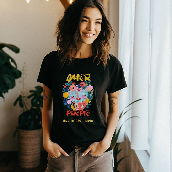 T-shirt graphique Amor Propio, Une Dose Quotidienne - T-shirt d'Amour Propre & Positivité | T-shirt d'Amour Propre et Énergie Positive pour la vente par Bloom Designs