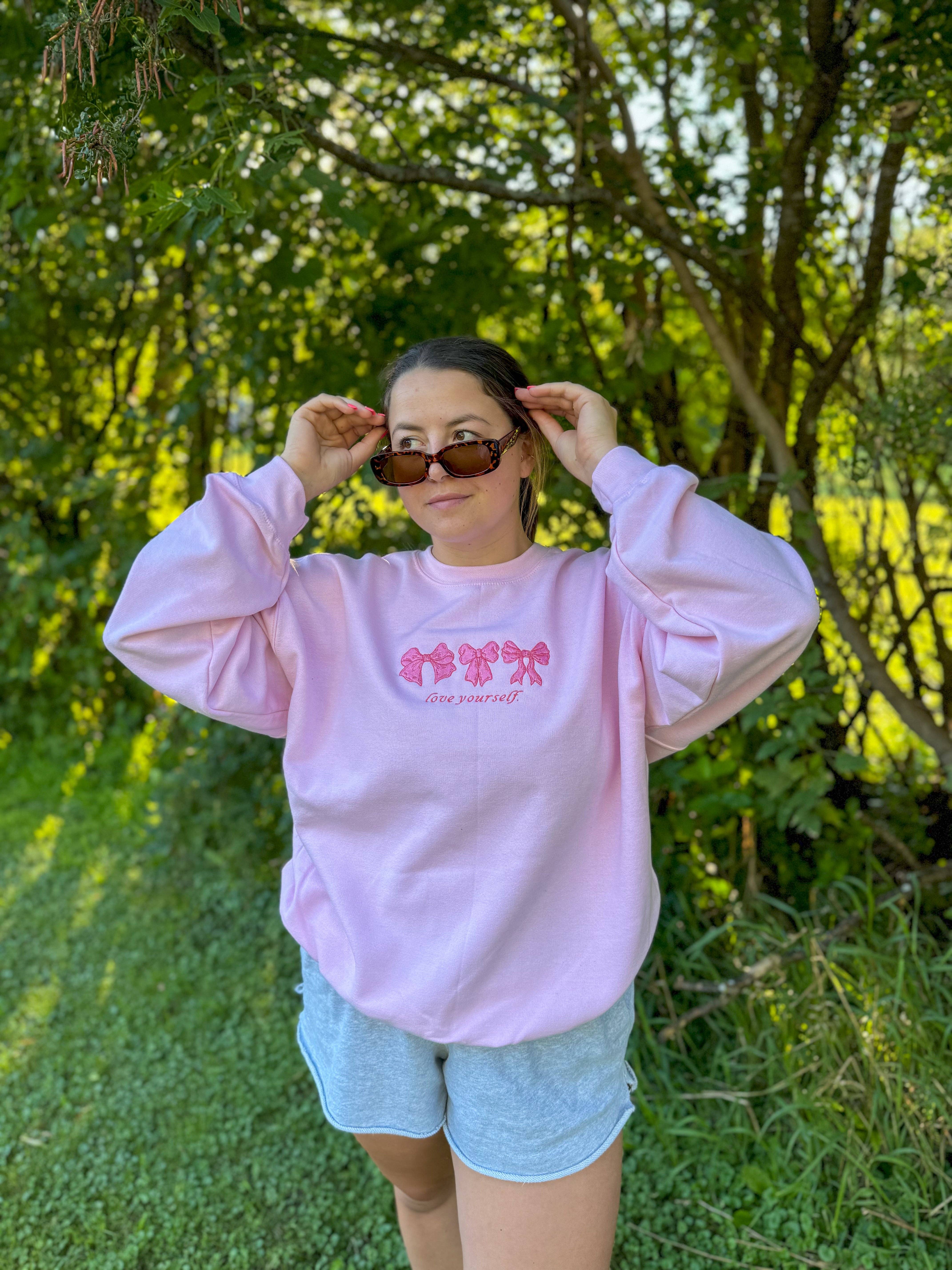 Brenna M & Co – Großhandel Sweatshirt – Unisex – Love Yourself Mental Health Rundhalsausschnitt mit bestickter Schleife4
